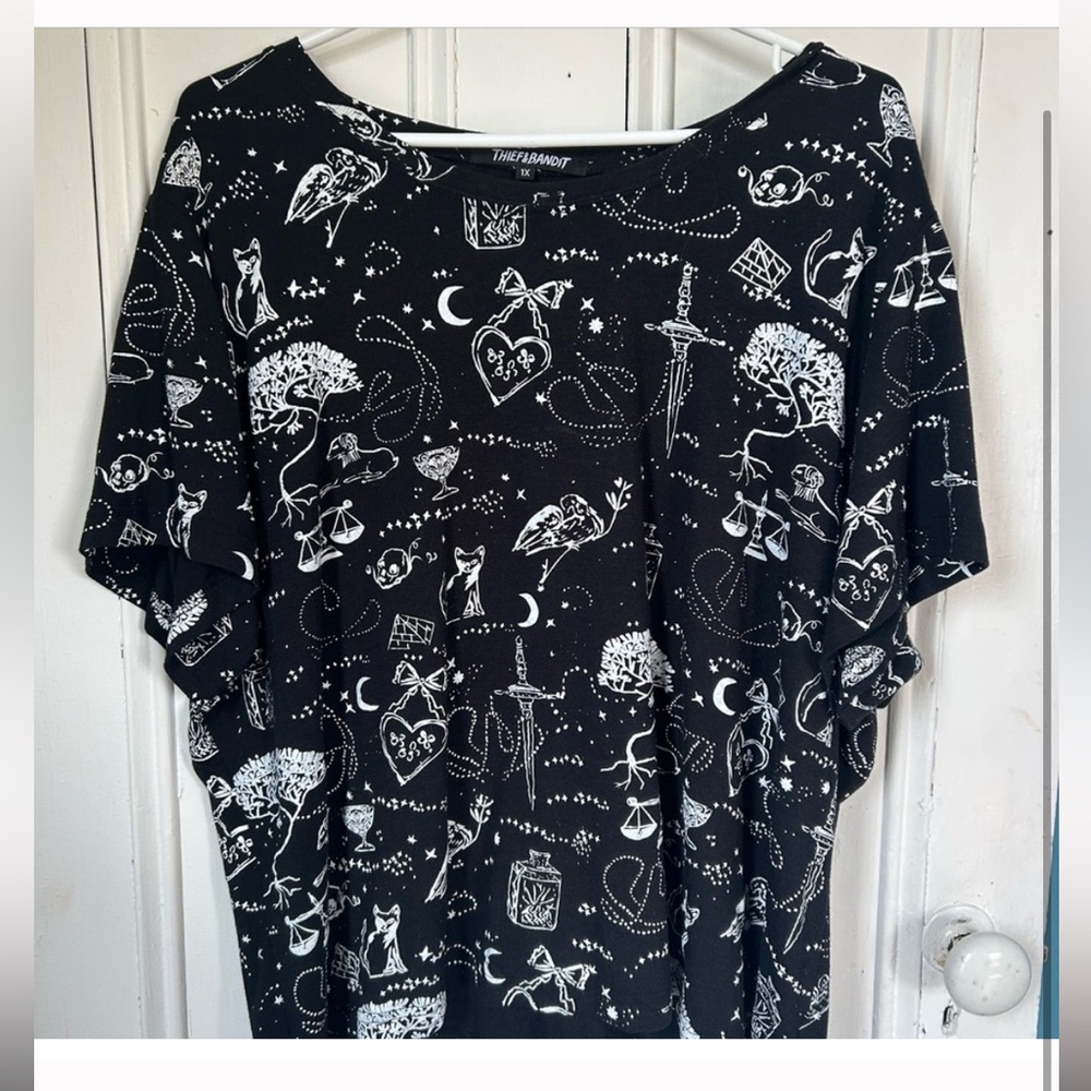 thief and bandit Amie T in spellbound print